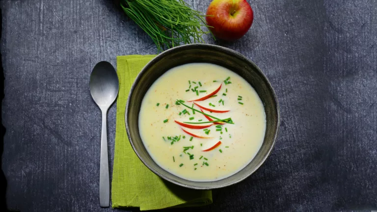 Rezept für Apfel-Sellerie-Cremesuppe | Foto: MedTriX/Bernhard und Gabi Kölsch