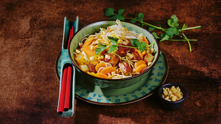 Rezept für Mie-Nudeln mit Räuchertofu | Foto: MedTriX/Bernhard und Gabi Kölsch