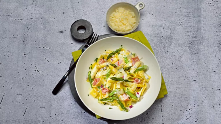 Rezept für Bandnudeln mit Spargel-Duo | Foto: MedTriX/Bernhard und Gabi Kölsch