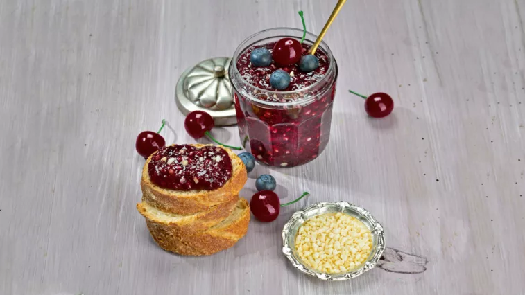 Rezept für Kirsch-Blaubeer-Konfitüre mit Mandeln | Foto: MedTriX / Bernhard und Gabi Kölsch