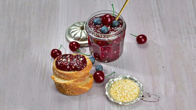 Rezept für Kirsch-Blaubeer-Konfitüre mit Mandeln | Foto: MedTriX / Bernhard und Gabi Kölsch