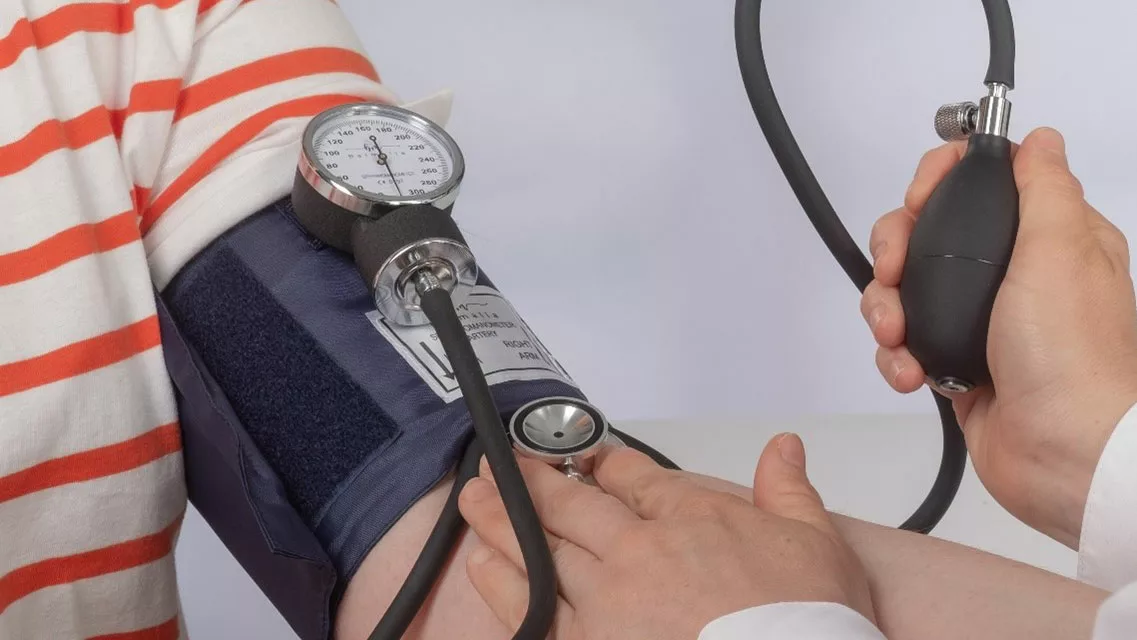 Bekommen Sie Ihren Blutdruck nicht in den Griff? Die renale Denervierung mit Ultraschall könnte die Lösung sein. Erfahren Sie, wie diese innovative Methode Ihren Blutdruck effektiv senken kann.