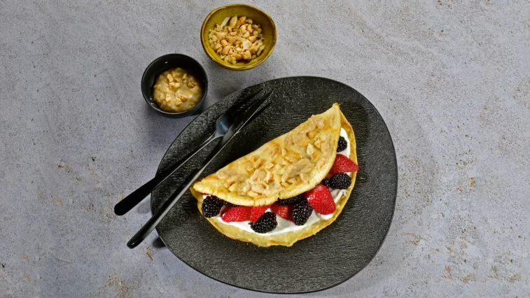 Rezept für Crêpes mit Beeren und Erdnüssen | Foto: MedTriX / Bernhard und Gabi Kölsch