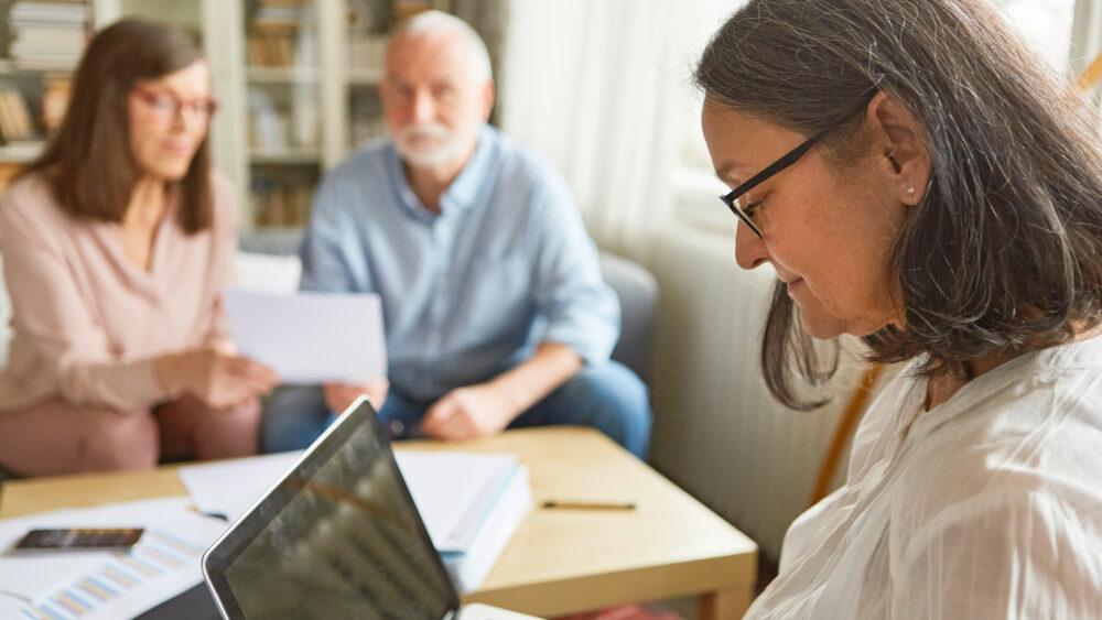 Starke Partner für knifflige Fragen: Wenn Bürokratie zur Hürde wird, ist die DDF zur Stelle | Foto: Robert Kneschke - adobe.stock.com