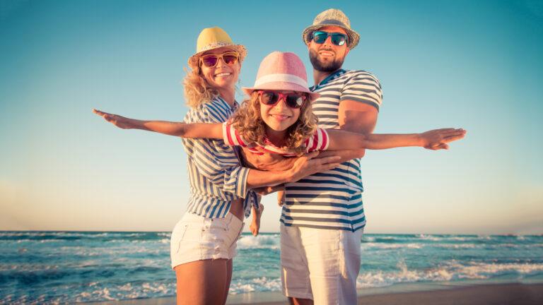 Tipps für Familien mit Kindern mit Diabetes: Sonne, Strand und Pumpe – gut vorbereitet in den Urlaub | Foto: Sunny studio – stock.adobe.com