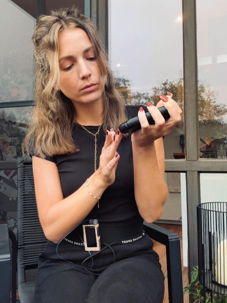 Manchmal muss die Kontrolle des Blutzuckers noch sein, trotz CGM. | Unterwäsche für Insulinpumpen: Über den eigenen Diabetes zur Unternehmerin – Katharina Gail führt „rubylimes“ weiter | Foto: privat