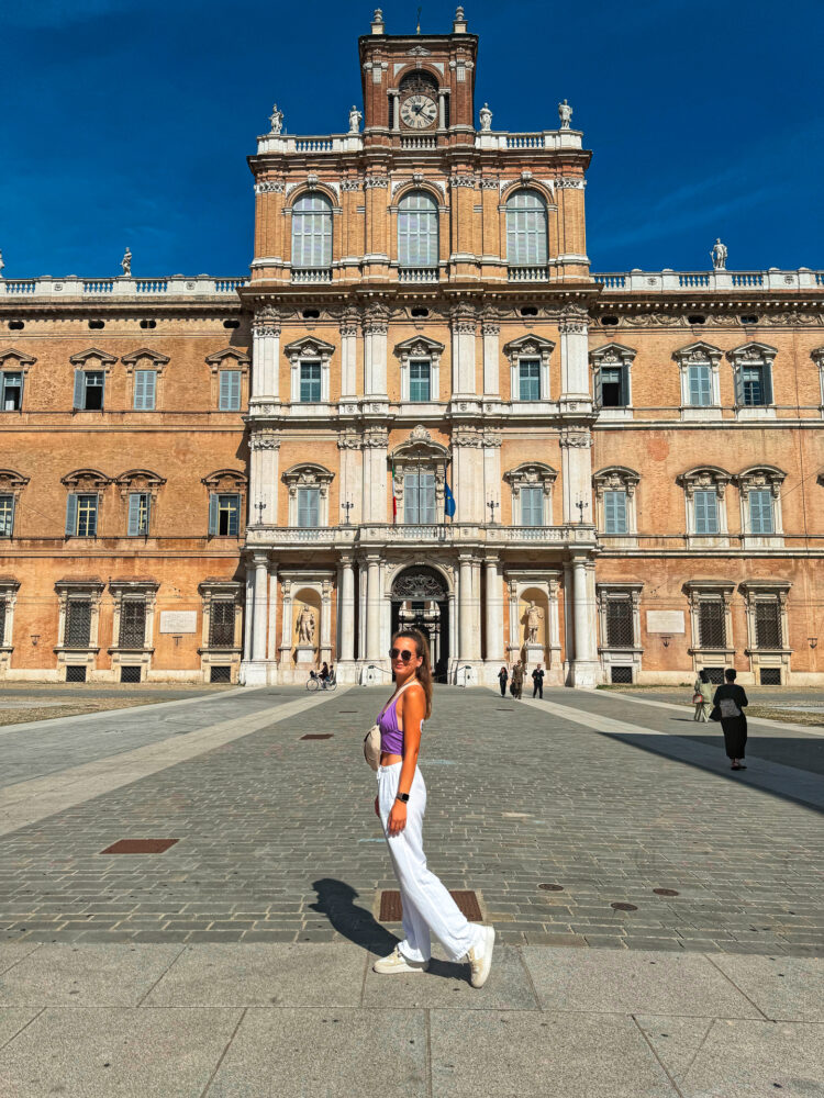 Einmal durch Italien – hier am Palazzo Ducale in Modena. | Foto: privat