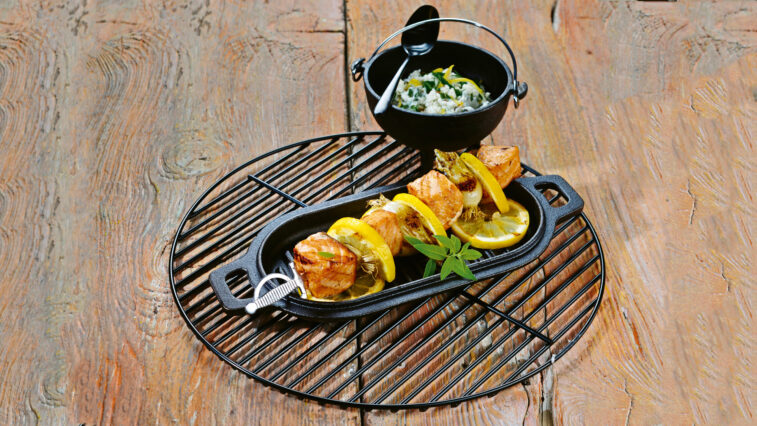 Rezept für Lachs-Spieße mit Zitronen-Kräuter-Dip | Foto: MedTriX/Bernhard und Gabi Kölsch