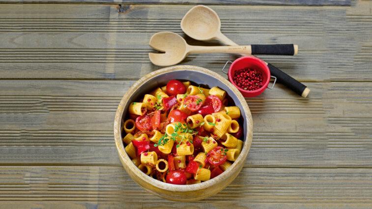 Rezept für Nudelsalat mit rosa Pfeffer | Foto: MedTriX/Bernhard und Gabi Kölsch