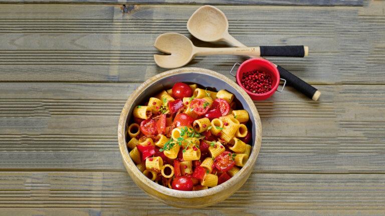 Rezept für Nudelsalat mit rosa Pfeffer | Foto: MedTriX/Bernhard und Gabi Kölsch