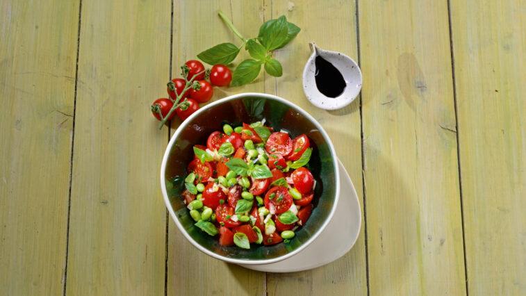 Rezept für Tomatensalat mit Edamame | Foto: MedTriX/Bernhard und Gabi Kölsch