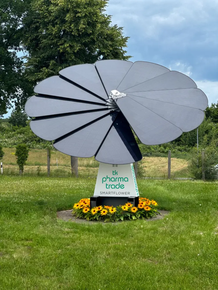 Smartflower-Solaranlage der tk pharma trade auf dem Firmengelände in Hasbergen