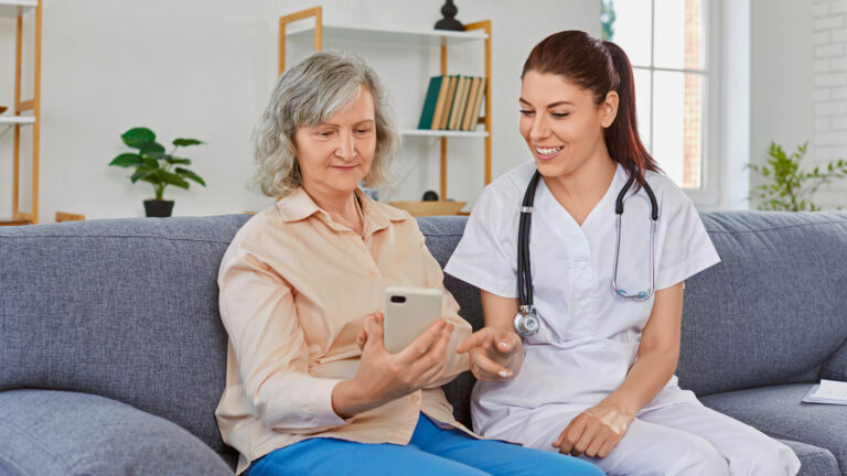 Apps als digitale Helfer: Diabetes managen mit DiGA-Unterstützung | Foto: Studio Romantic – stock.adobe.com
