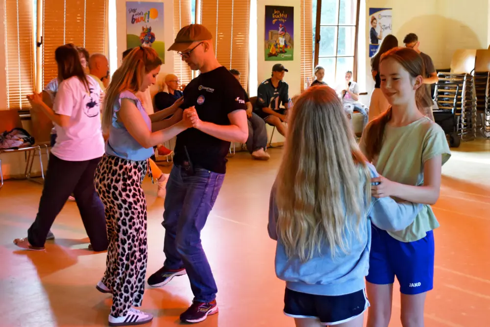 Junge und ältere Menschen tanzen Tango Tango in Obernkirchen