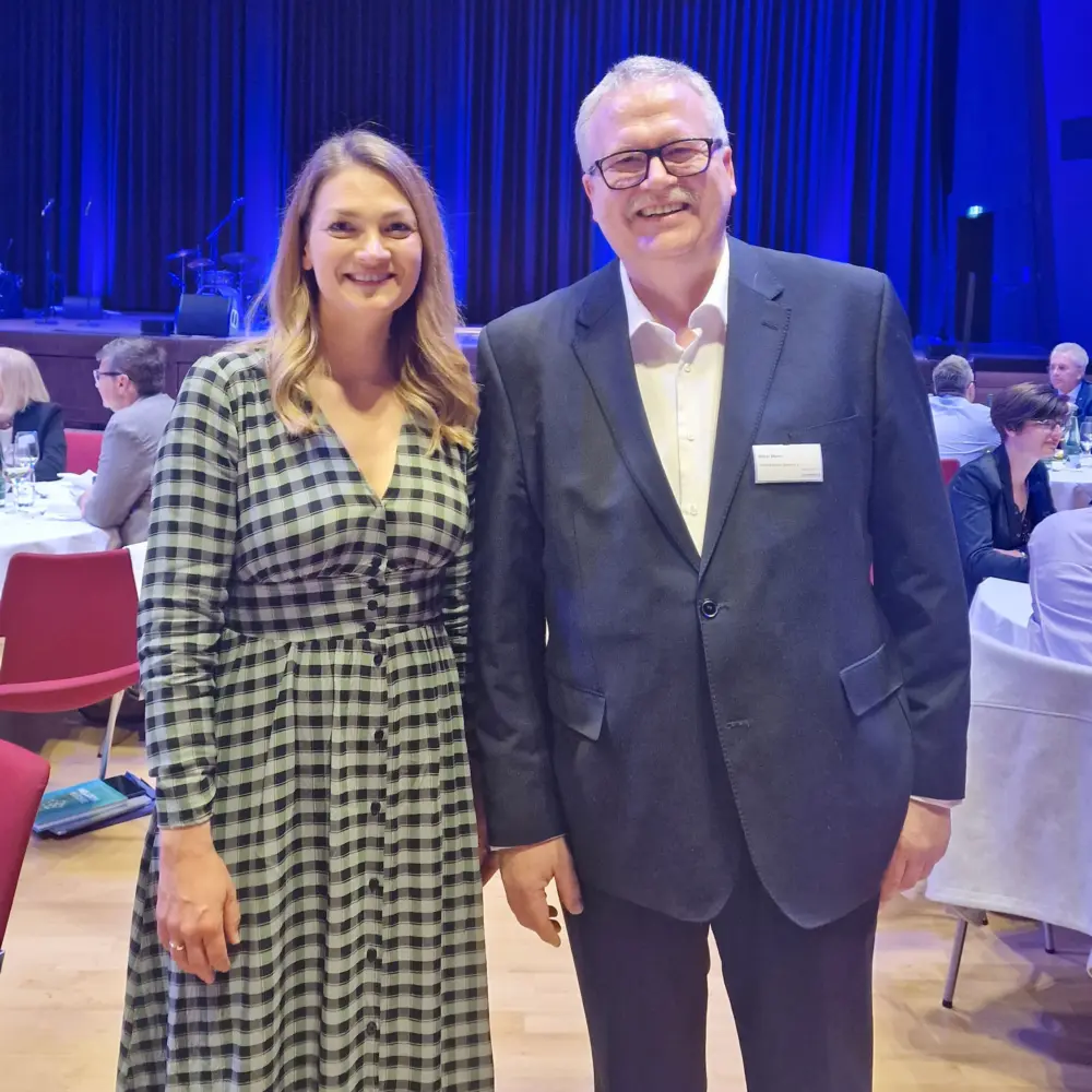 Dieter Meier, Vorstandsvorsitzender des Diabetikerbunds Bayern e.V., im Gespräch mit Judith Gerlach, Bayerische Staatsministerin für Gesundheit, Pflege und Prävention. | Foto: Bayerischer Hausärzteverband e.V.
