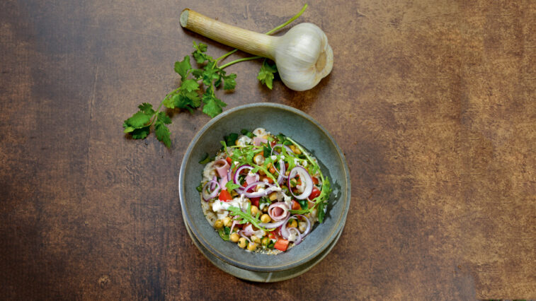 Rezept für Kichererbsen-Salat mit Schinken | Foto: MedTriX/Bernhard und Gabi Kölsch