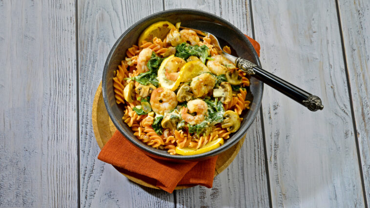 Rezept für Linsen-Nudeln mit Spinat, Garnelen und Zitrone | Foto: MedTriX/Bernhard und Gabi Kölsch
