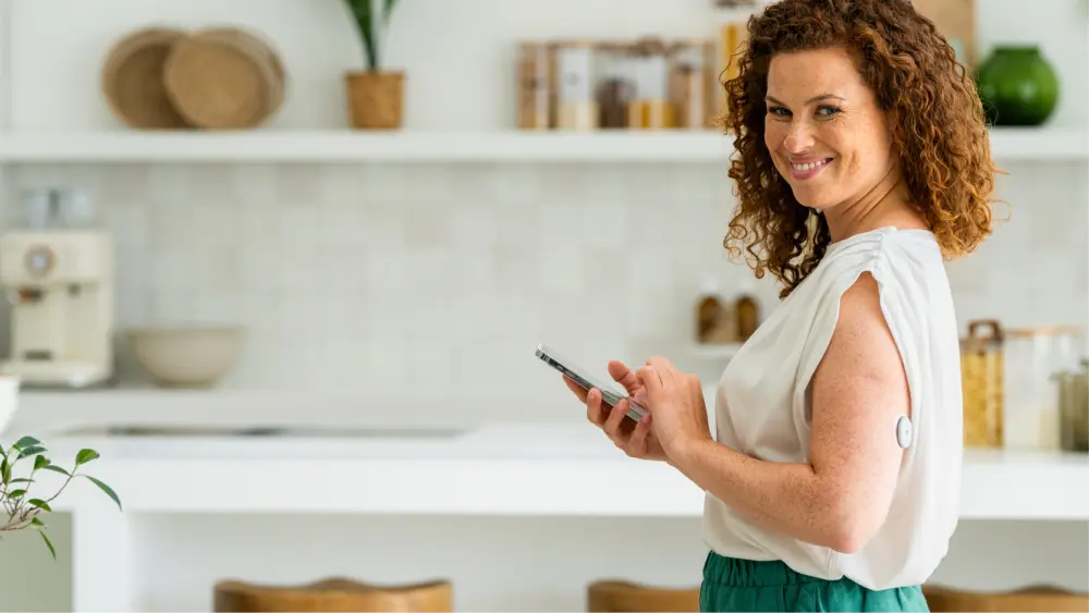 Headerbild: Frau mit Smartphone in der Hand