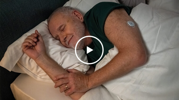 Ein Mann mit Testsensor schläft im Bett