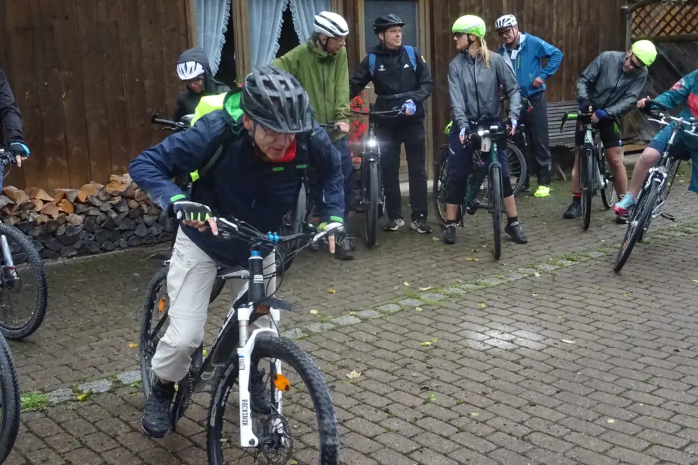 Abb. 7: Die Radler vor der Ausfahrt. | Foto: Dr. Peter Zimmer