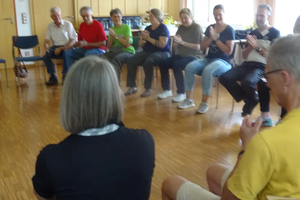 Abb. 5: Der Stuhlkreis der Teilnehmerinnen und Teilnehmer des APS | Foto: Dr. Peter Zimmer