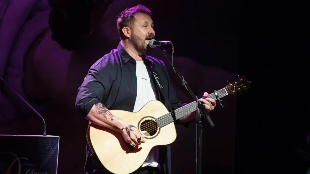 Singer-Songwriter Florian Künstler bei seinem Auftritt auf der Diabetes-Charity-Gala 2025. | Foto: diabetesDE / Deckbar