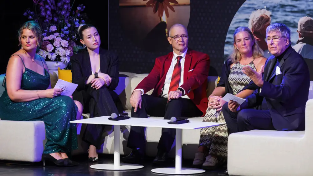 Die diabetesDE-Lautsprecher auf dem Bühnen-Sofa, eigerahmt vom Moderatorenpaar (v.l.): Sabrina Schmidt, Uwe-Horst Ludwig und Heike Schätzle. | Foto: diabetesDE/Deckbar