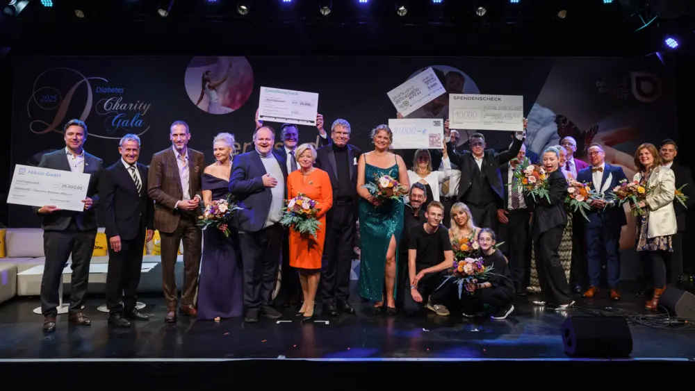 Abschlussbild mit allen Akteuren des Abends sowie den Spenden-Schecks. | Foto: diabetesDE/Deckbar
