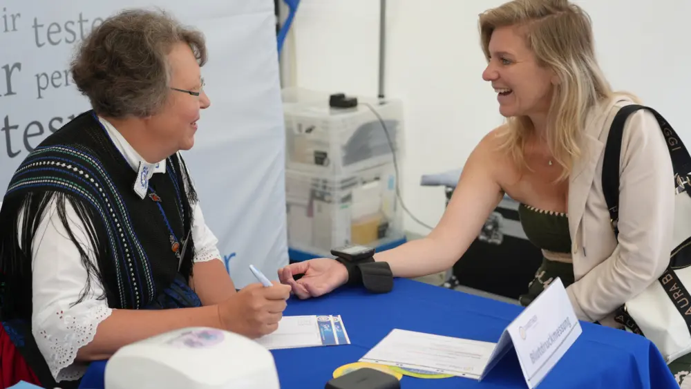 Gegenüber von der Bühne des Landestrachtenverbandes ließen es sich auch unsere Aktiven nicht nehmen, ihre Arbeit in traditionellem Outfit zu verrichten.| Foto: Diabetiker Niedersachen (DNI)
