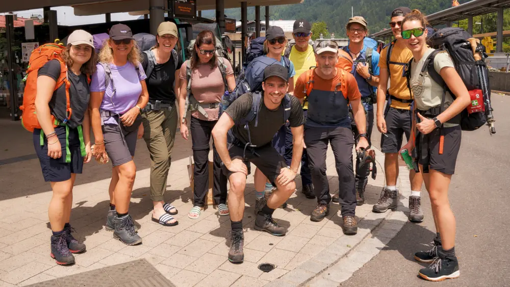 Mit Typ-1-Diabetes in die Alpen – Strahlende Gesichter vor dem Start in die Alpen (v. l.): Isabell, Renate, Luisa, Anna-Lena, Ivo, Lea, Alfred, Ralf, Markus, Jan-Luca, Patricia – und Mike hinter der Kamera. | Foto: Mike Fuchs Fotografie