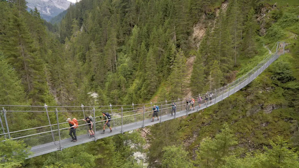 Mit Typ-1-Diabetes in die Alpen – Bei der Alpenüberquerung ging es auch über lange Brücken. | Foto: Mike Fuchs Fotografie