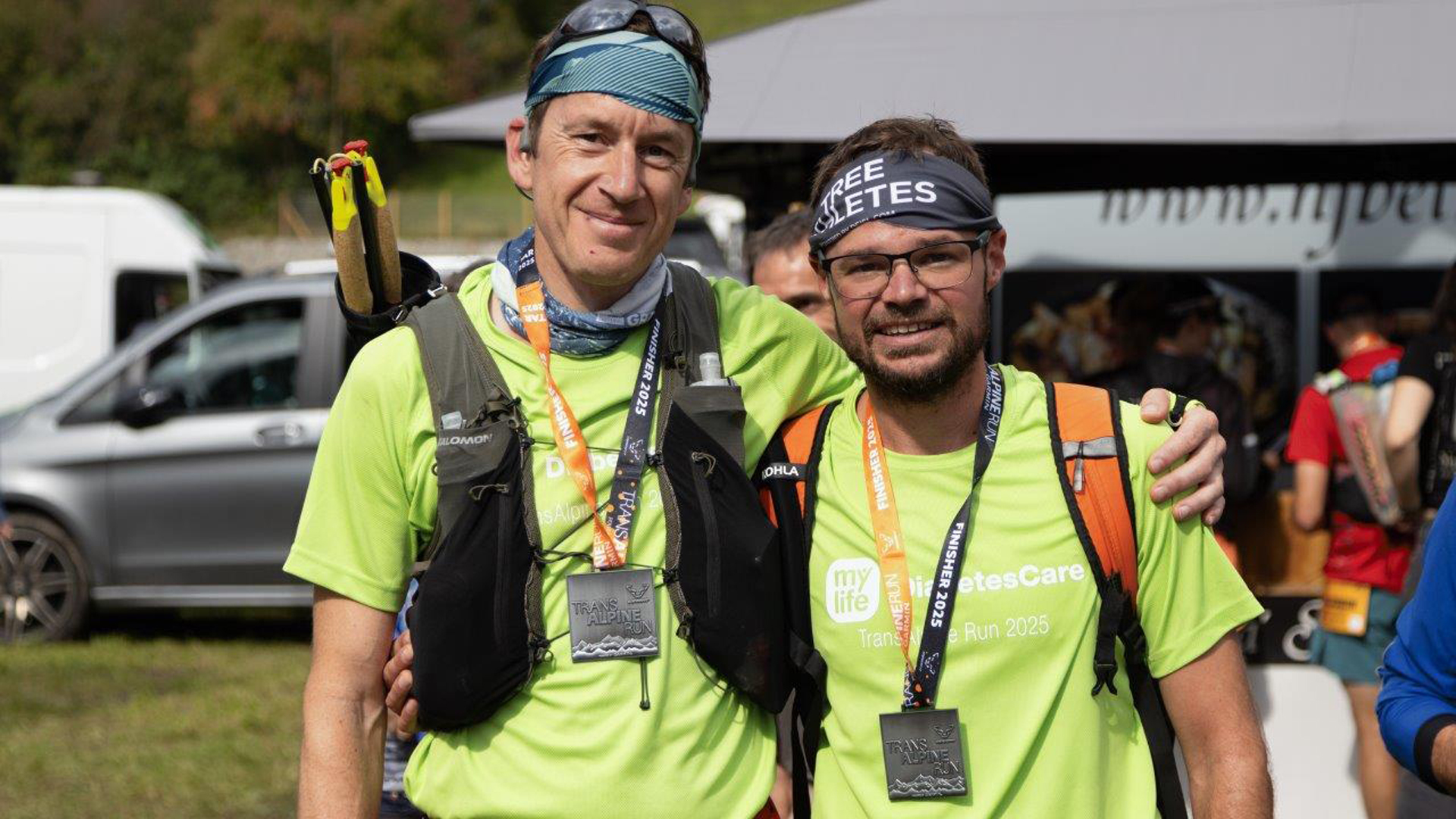Geschafft und glücklich: Markus (rechts) und Peter mit ihren beiden Medaillen. | Moderne Technik, Planung und Motivation: der TransAlpine Run mit Typ-1 Diabetes. | Foto: mylife Diabetescare
