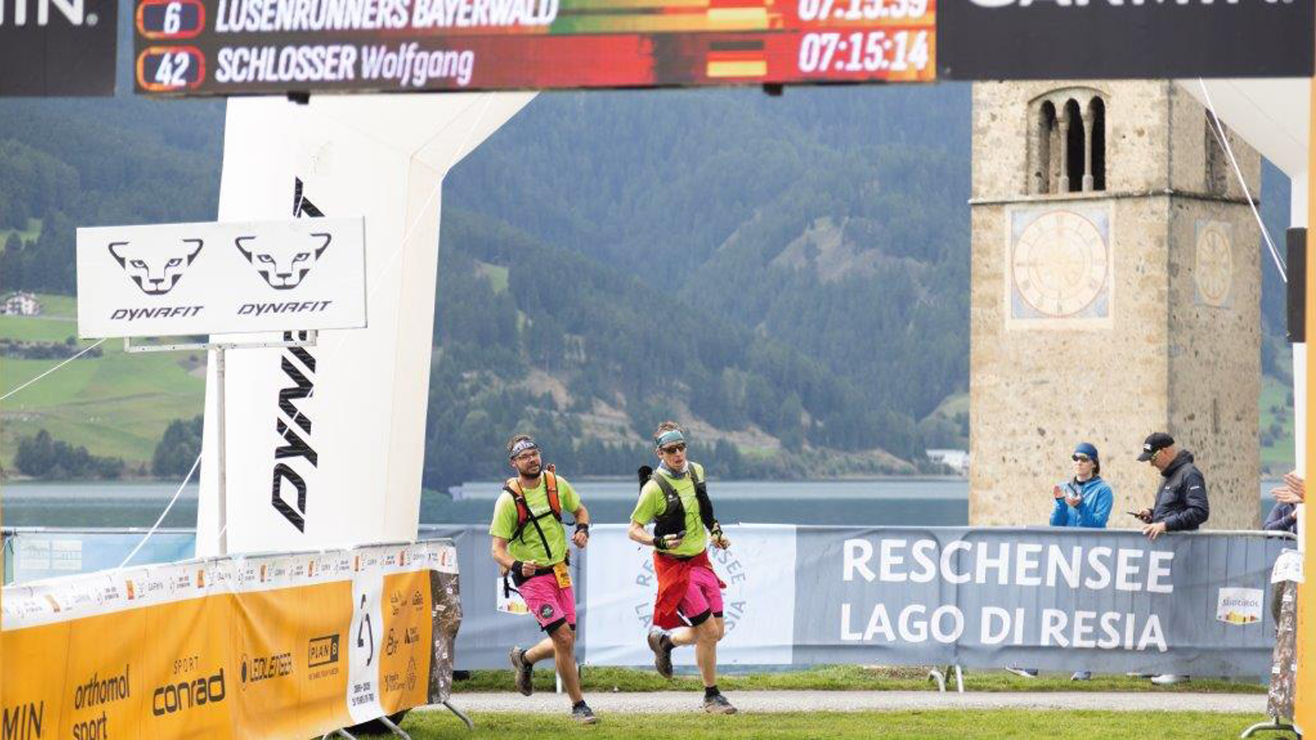 Markus Sauer (links) beim Zieleinlauf zusammen mit seinem Freund Peter. | Moderne Technik, Planung und Motivation: der TransAlpine Run mit Typ-1 Diabetes. | Foto: mylife Diabetescare