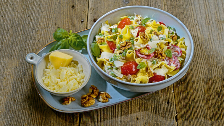 Rezept für Bandnudeln mit Walnüssen, Erbsen und Kirschtomaten | Foto: MedTriX / Bernhard und Gabi Kölsch