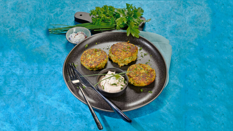 Rezept für Gemüse-Puffer mit Kräuter-Dip | Foto: MedTriX / Bernhard und Gabi Kölsch