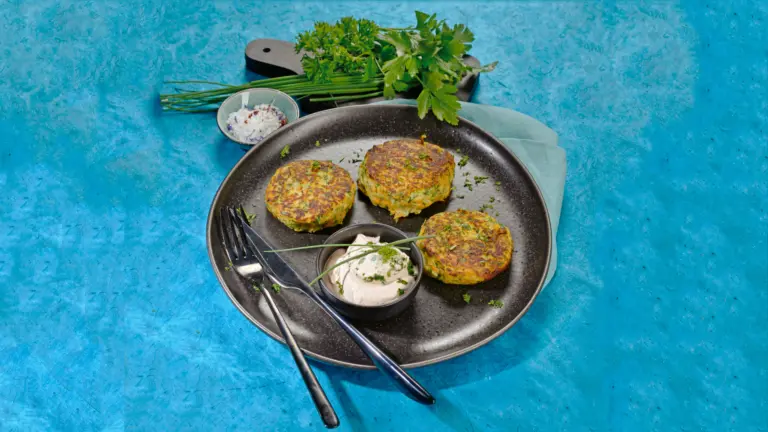 Rezept für Gemüse-Puffer mit Kräuter-Dip | Foto: MedTriX / Bernhard und Gabi Kölsch