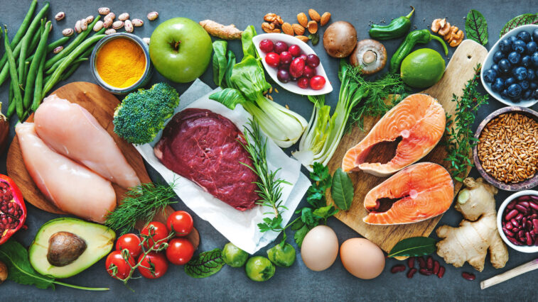 Wissenschaftlicher Blick auf Ernährungstrends: Intervallfasten, Low Carb oder Vegan bei Diabetes | Foto: Alexander Raths – stock.adobe.com