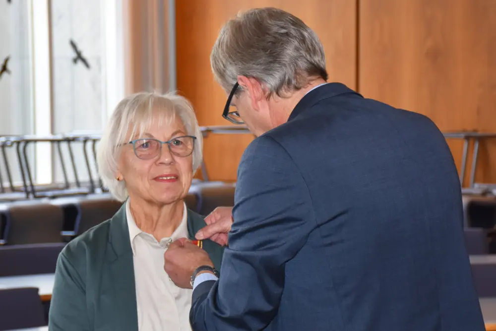 Heide Slawitschek-Mulle wird das Bundesverdienstkreuz überreicht.