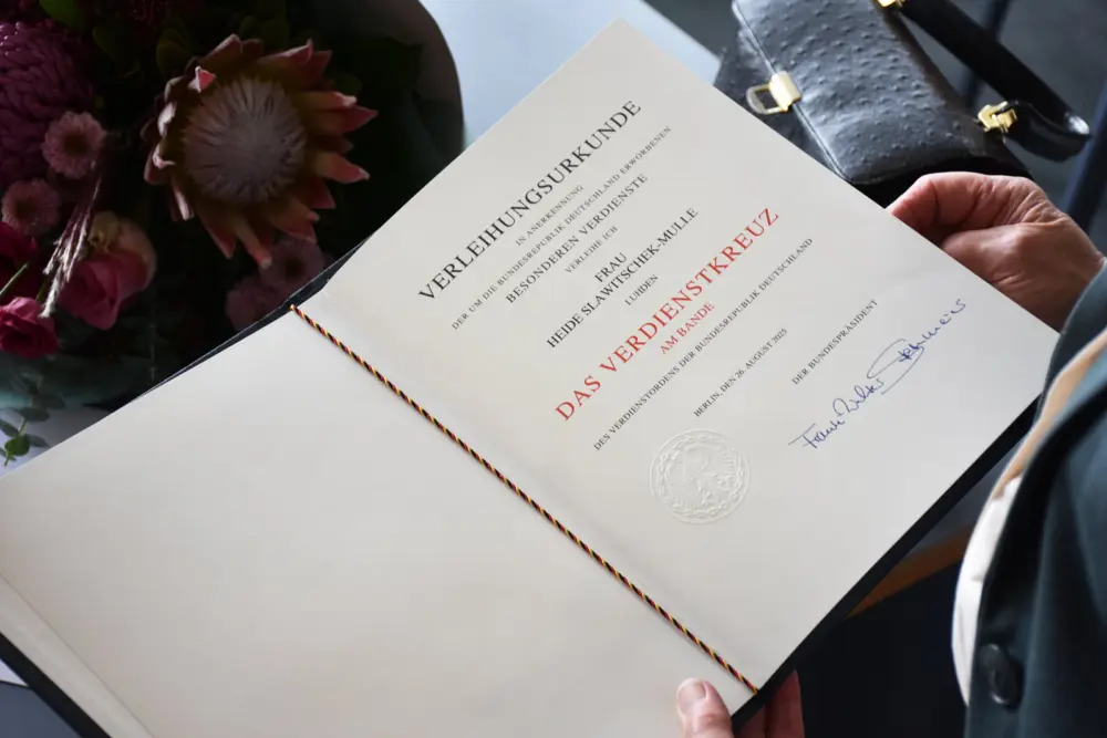 Die Urkunde, welche die Verleihung des Verdienstkreuzes belegt.