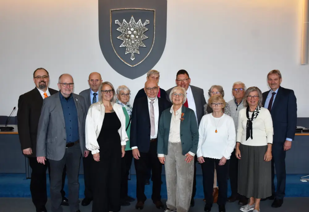 Gruppenfoto der Geehrten mit ihren Gästen