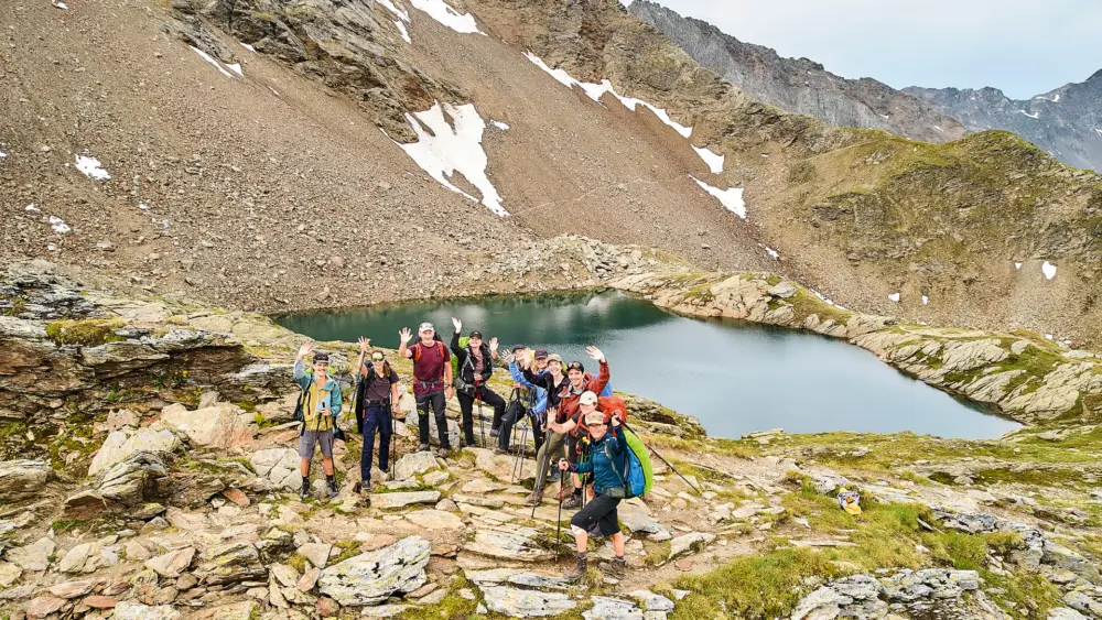 Mit Regen muss man in den Alpen rechnen – aber auch mit schönen Begegnungen wie weidende Kühe. | Foto: Mike Fuchs Fotografie