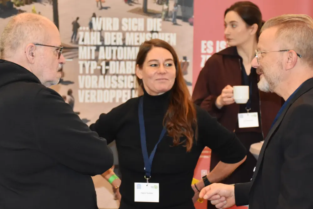 Arnfred Stoppok mit Vertretern von Sanofi