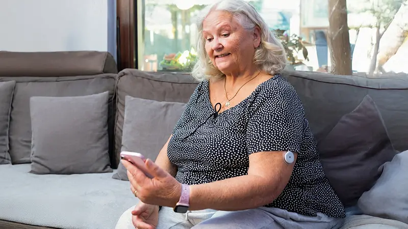 Ein Gespräch mit Annegret Walter (71) über ihr Leben mit Typ-2-Diabetes, nächtliche Unterzuckerungen und das neue Gefühl von Gelassenheit durch die Accu-Chek SmartGuide CGM-Lösung