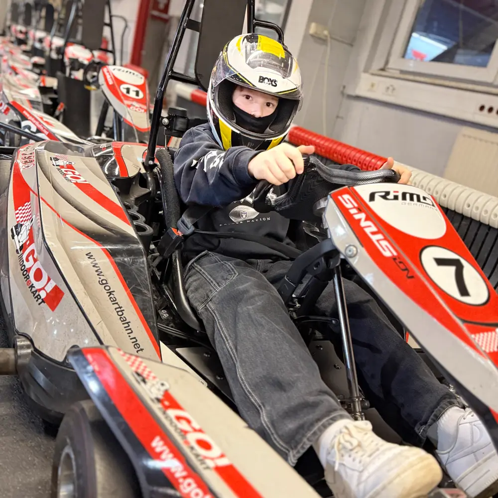 Auch Cart-Fahren in der Halle gehört zu seinen Hobbies. | Foto: privat