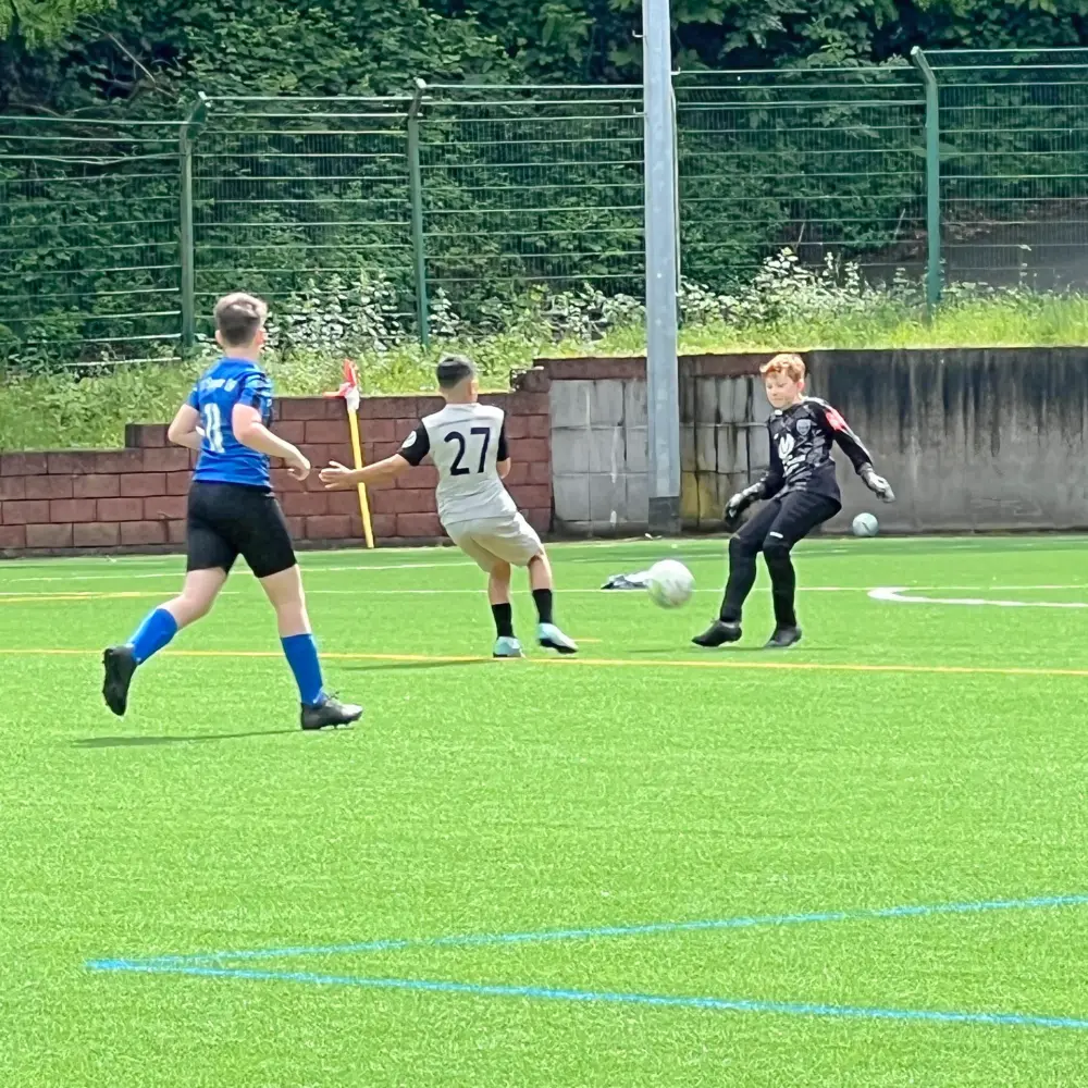 Leon ist sportlich aktiv, z.B. beim Fußball, wo er das Tor hütet. | Foto: privat