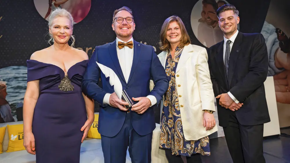 Heiko Scharfenort (2. v. l.) erhielt im Jahr 2025 den Thomas-Fuchsberger-Preis, überreicht von Fuchsbergers Kindern Jennifer (2. v. r.) und Julien. Die Laudatio hielt Schauspielerin Susanna Simon. | Foto: Deckbar/diabetesDE