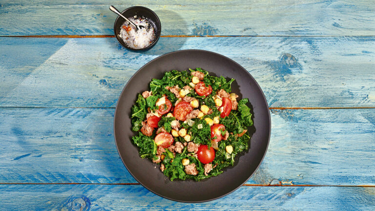 Rezept für Grünkohl-Hack-Pfanne mit Kichererbsen | Foto: Bernhard und Gabi Kölsch / MedTriX