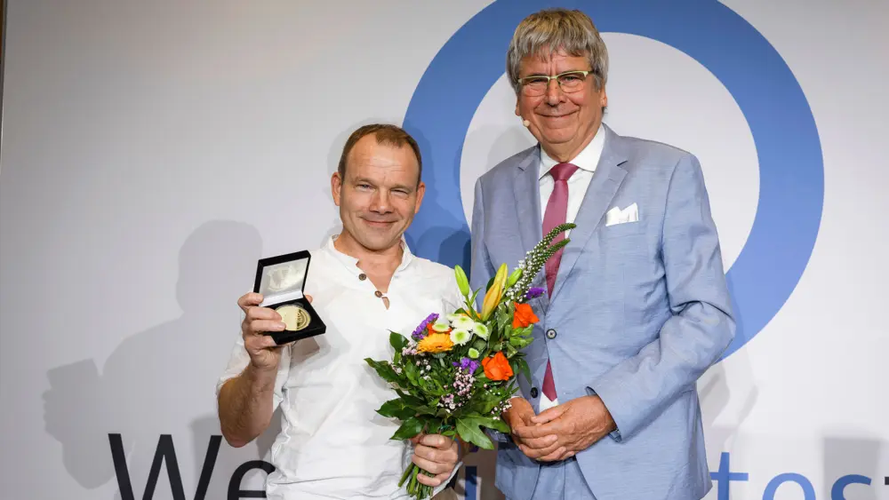 Dr. Jens Kröger überreichte die Mehnert-Medaille an Dr. Tim Wessel (links). | Foto: diabetesDE/Deckbar