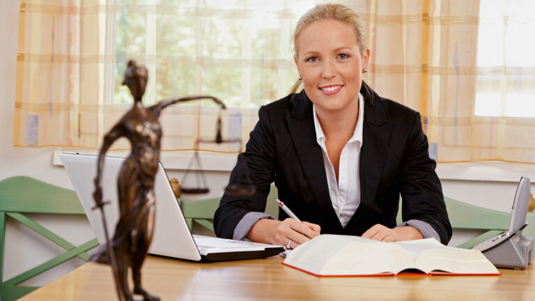 Nachgefragt | Recht: Wie finde ich kompetente juristische Unterstützung in Sachen Diabetes? | Foto: Gina Sanders – stock.adobe.com