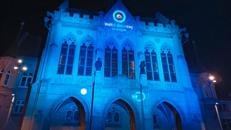 Rathaus Erfurt in blauem Licht: Etwas Besonderes zum Weltdiabetestag | Foto: DTH